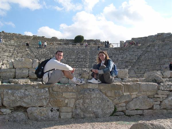 SEDUTI TRA LE ROVINE DI SEGESTA