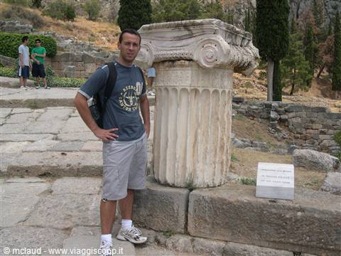 CLAUDIO E UN CAPITELLO IONICO