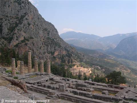 LE ANTICHE ROVINE DI DELPHI ARROCCATE SUL FIANCO DELLA MONTAGNA