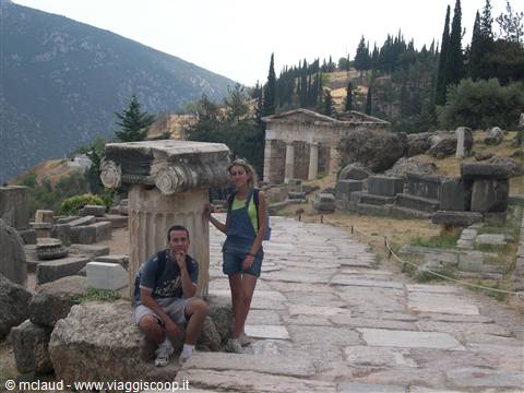 PASSEGGIANDO LUNGO LA VIA PRINCIPALE