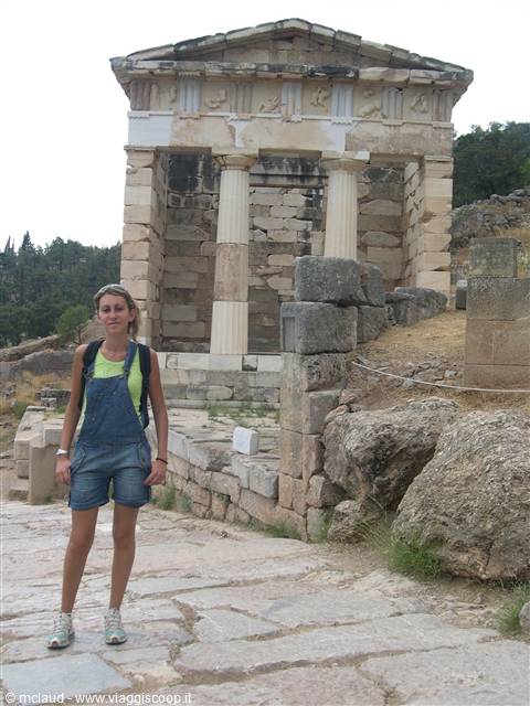VALENTINA DAVANTI AL "TESORO DEGLI ATENIESI"