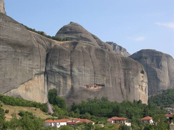 UN IMMENSO MURO DI ROCCIA