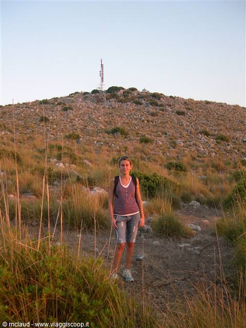 PASSEGGAINDO TRA LE COLLINE