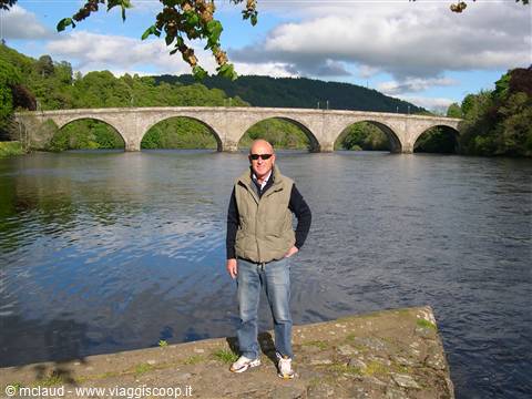 PAPA' E SULLO SFONDO IL PONTE DI DUNKELD