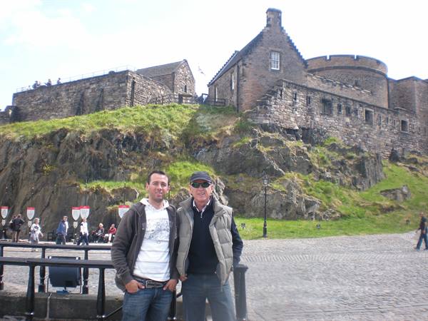 . . . E SULLO SFONO LE ROVINE DEL CASTELLO DI EDIMBURGO