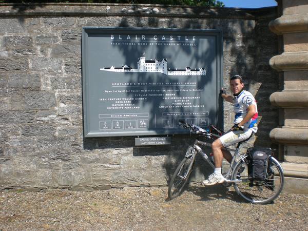 ALL' INGRESSO DEL CASTELLO DI BLAIR