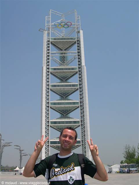 E SULLO SFONDO LA TORRE OLIMPICA