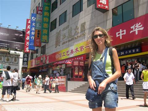 VALENTINA NELLA ZONA DI WANGFUJING