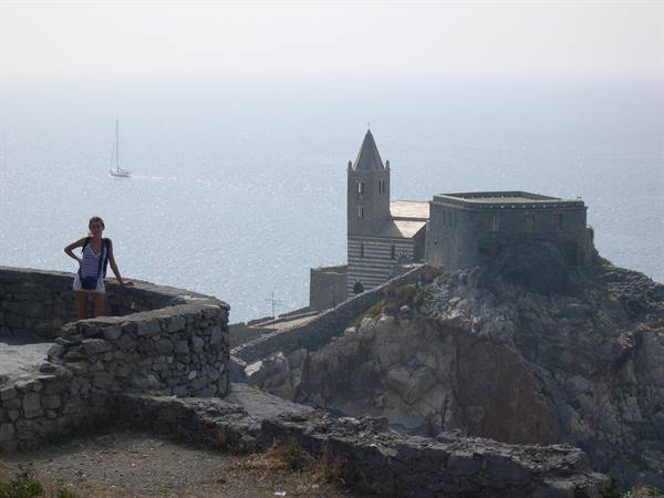 VALENTINA E SULLO SFONDO IL CASTELLO DI PORTOVENERE