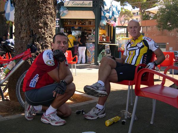 PIT STOP MERITATO IN UN BAR DI PORTO ERCOLE
