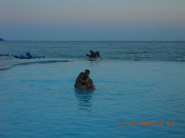 in piscina al villaggio