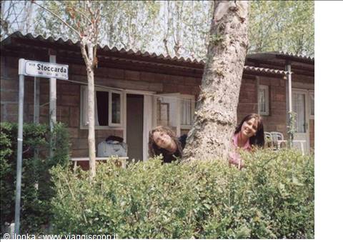 elena e barbara nel camping davanti al bungalow