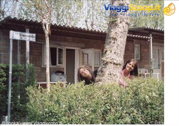 elena e barbara nel camping davanti al bungalow