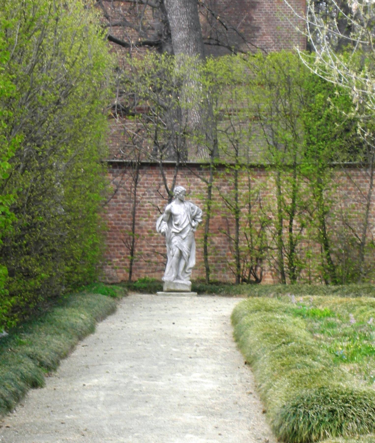dettaglio statua nel primo piccolo giardino