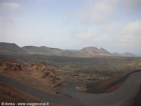 veduta parco timanfaya: colate laviche e la strada