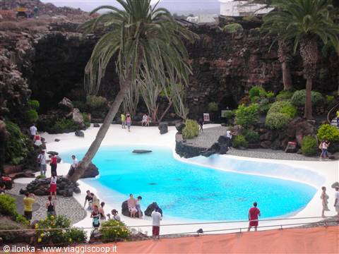 piscina dentro Jameos de Agua