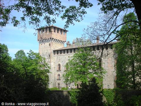 vista del castello Visconti dal parco