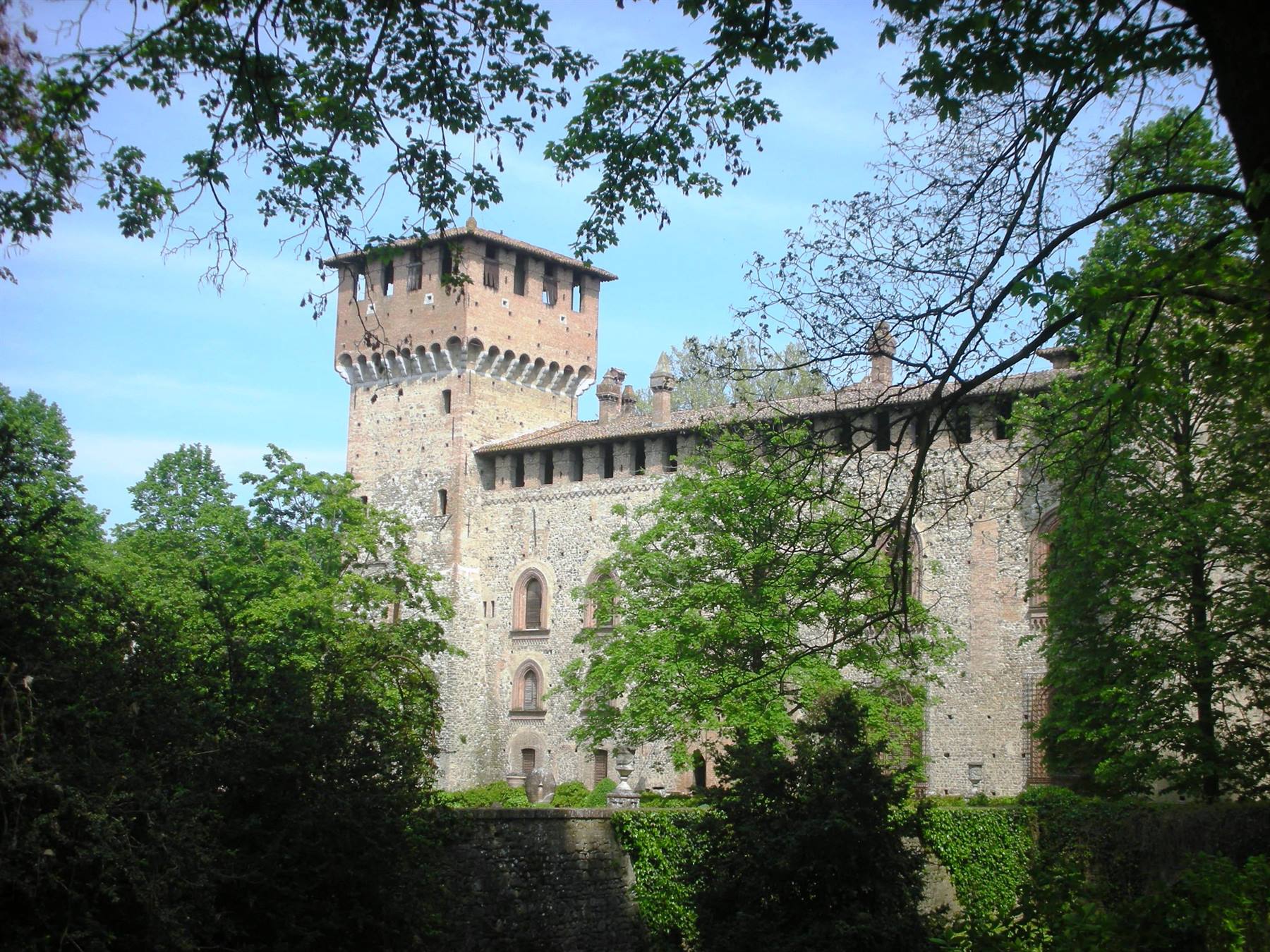 vista del castello Visconti dal parco