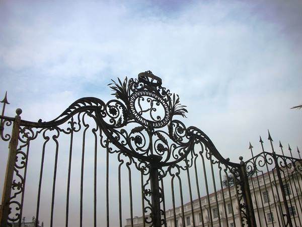 iniziali vi Vittorio Emanuele sulla cancellata