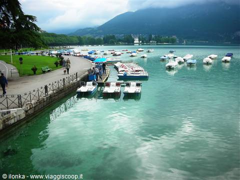 veduta lago annecy, lato sinistro del porto