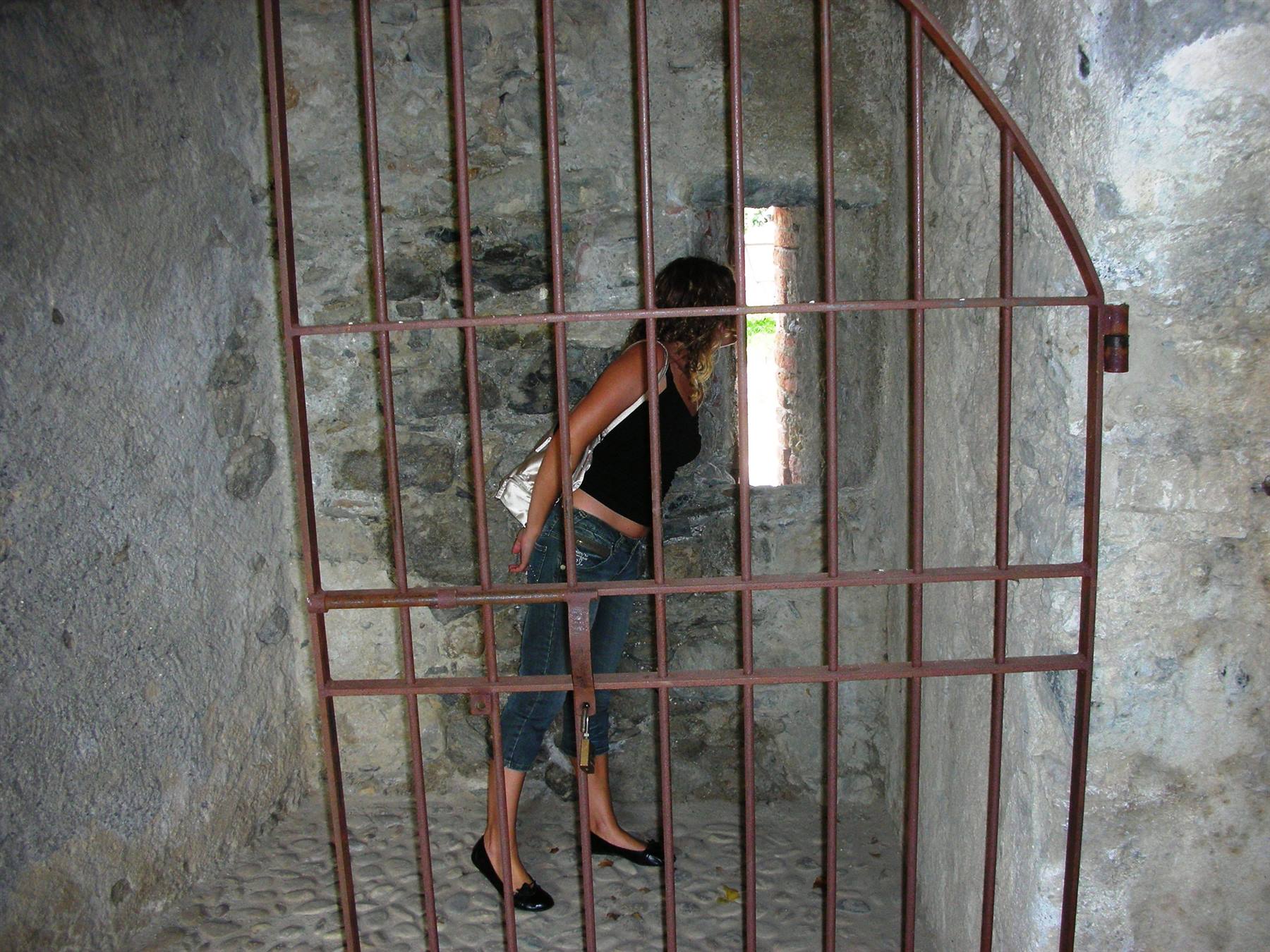 feritoia....sbircio da dietro il cancello...