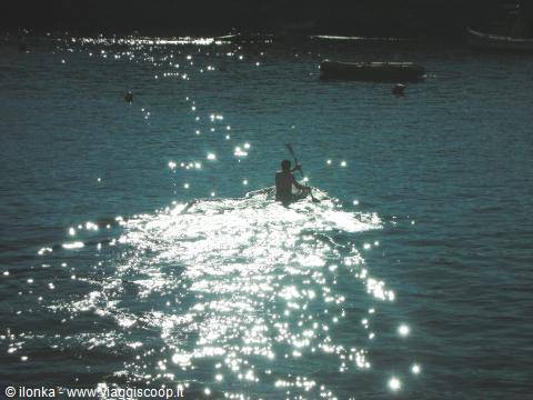 un canottiere nel porto di nervi
