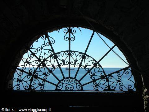 veduta artistica del mare e di una nave a Nervi