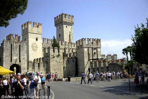 piazza davanti al castello di sirmione