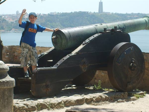 Tommaso nel giardino del Castelo Sao Jorge