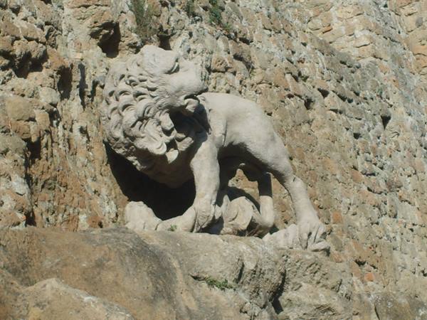 uno dei leoni che ornava l'antica fontana di monterano