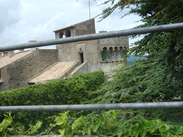 scorcio di una delle torri del castello di bracciano