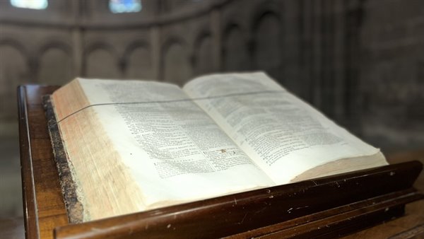 Un antico libro aperto nella quiete della cattedrale.