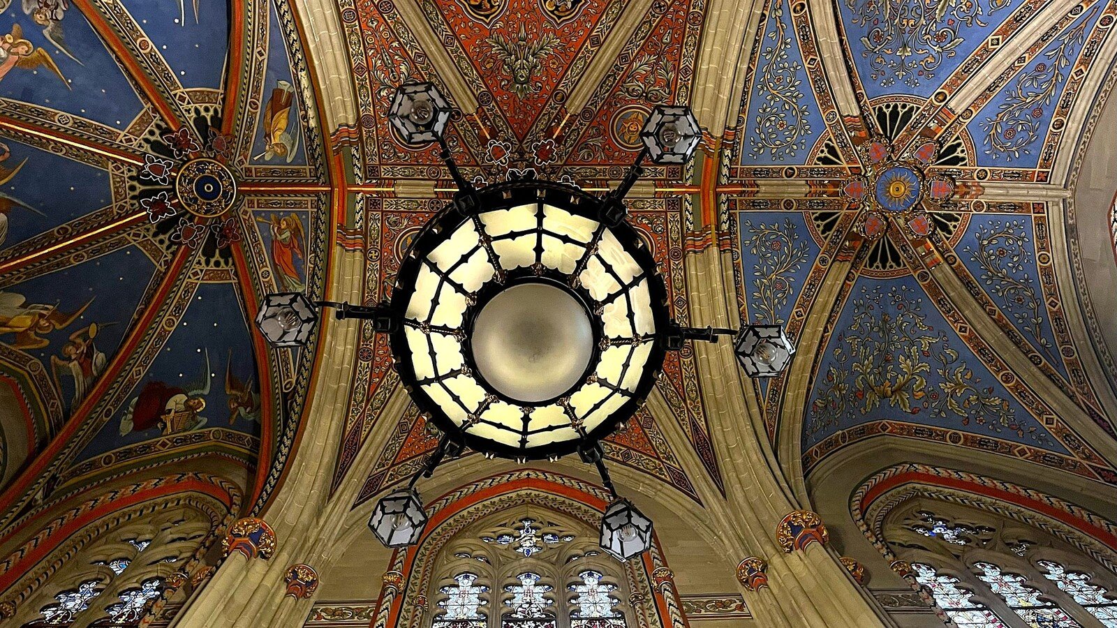 Testa all'insù, incantati dalle volte affrescate e dal rosone luminoso.