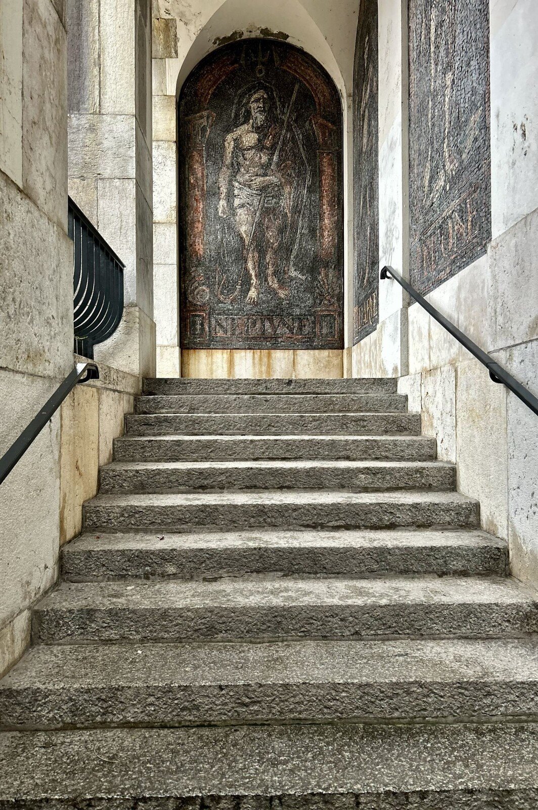 Sulle scale di pietra, un antico mosaico ci accoglie in silenzio.