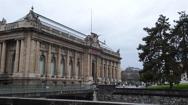 Passeggiata tranquilla davanti al Grand Théâtre di Ginevra sotto il cielo grigio.