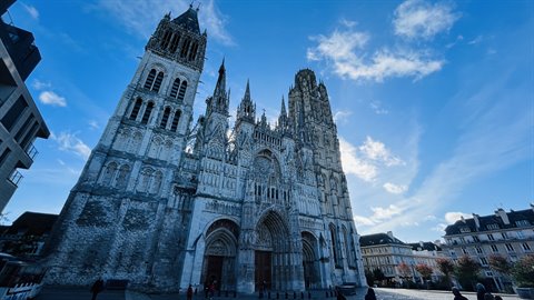La cattedrale di Rouen ci accoglie sotto un cielo infinito.