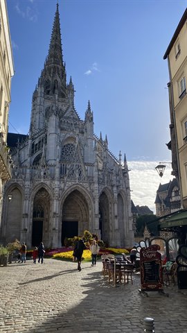 Cattedrale di Saint-Maclou a Rouen, sole dorato e caffè all'aperto: momento perfetto.