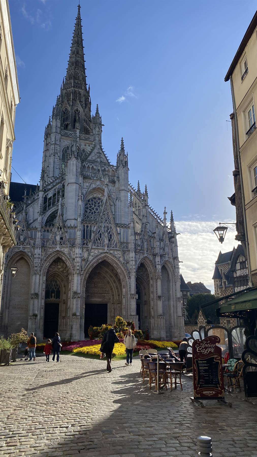Cattedrale di Saint-Maclou a Rouen, sole dorato e caffè all'aperto: momento perfetto.