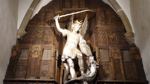 San Michele d'argento sconfigge il drago: un momento di meraviglia silenziosa.