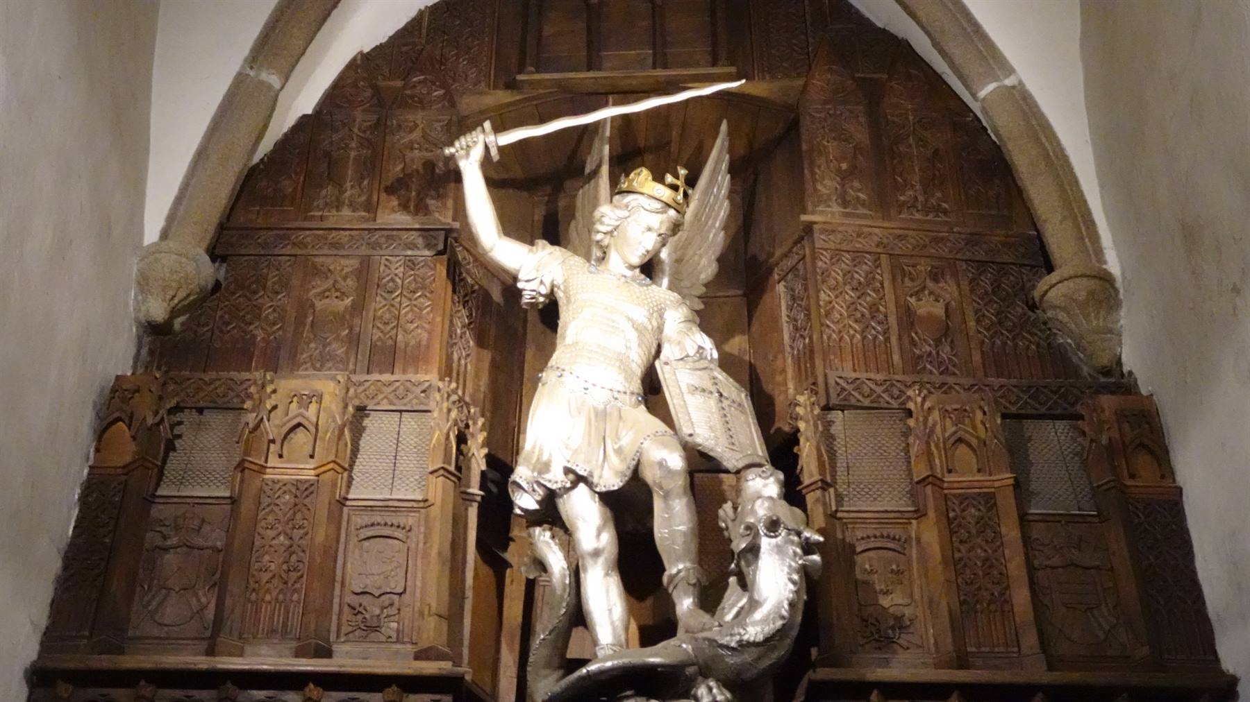 San Michele d'argento sconfigge il drago: un momento di meraviglia silenziosa.
