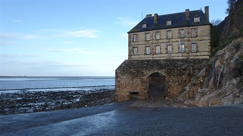 La vecchia pietra guarda il mare: sera silenziosa a Mont-Saint-Michel.