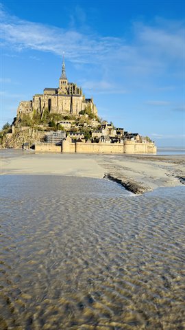 Il Monte Saint-Michel emerge dalla marea: un sogno ancora irrealizzato.