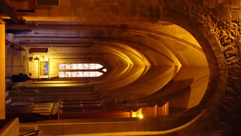 Una cattedrale che sussurra storie d'oro al tramonto.