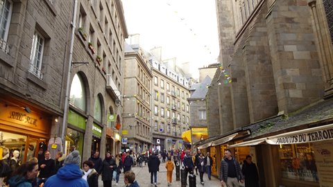 Vicoli di pietra e profumi di mercato: Mont Saint-Michel ci conquista piano.