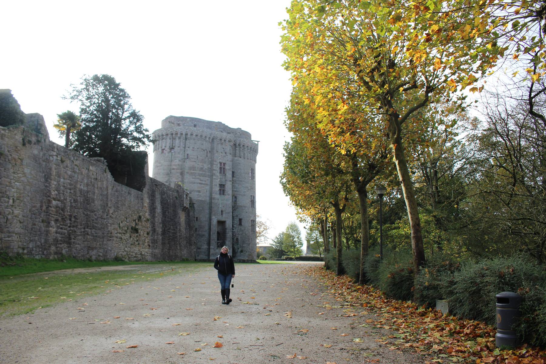 Camminando tra le antiche mura, avvolti dai colori dell'autunno.