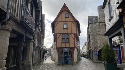 Straordinaria casa a graticcio nel cuore delle vecchie strade di pietra.
