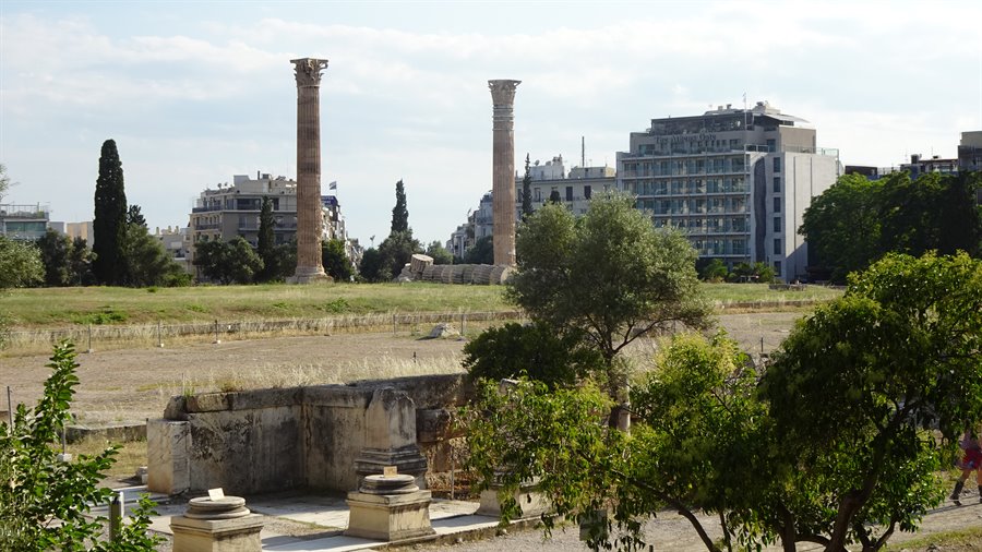 Colonne antiche tra il verde: Atene racconta duemila anni in un respiro.