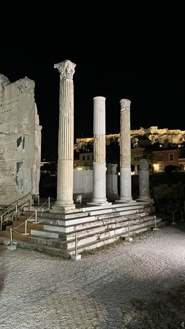 Colonne antiche sotto le stelle, l'Acropoli ci sorride da lontano.