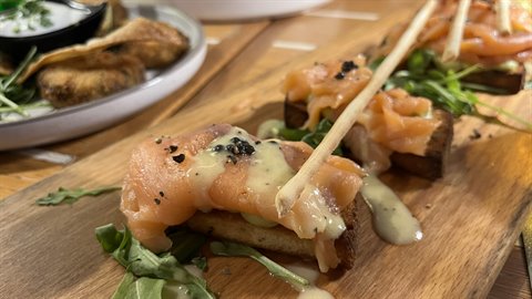 Salmone e hollandaise sul tagliere: il pranzo più goloso del viaggio.