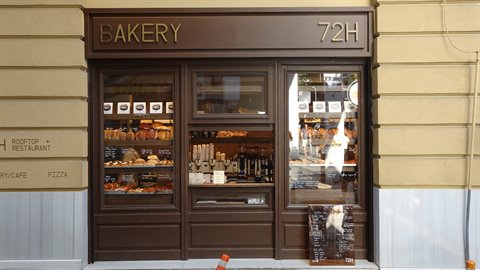 "Mattina lenta davanti a questa bakery: il profumo di pane già una promessa. ??"